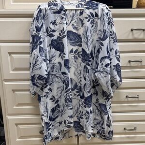 Gilli Navy and White Leaf Pattern Kimono
